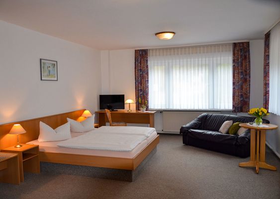 Ein Doppelzimmer mit Bett im Landhaus Machold in Friedrichroda (Inselsbergregion) nahe dem Rennsteig