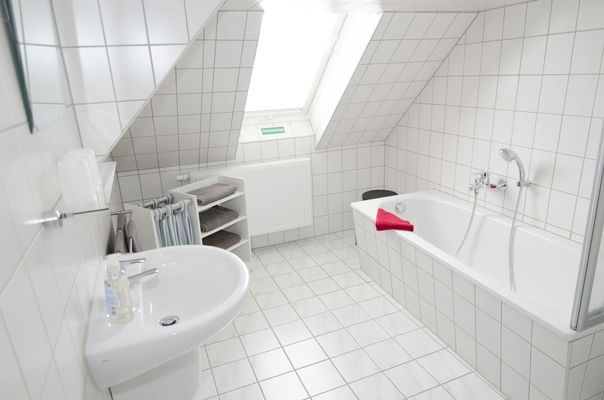Badezimmer mit Badewanne in der Pension Regina in Gotha (Region Gotha & Gothaer Land)