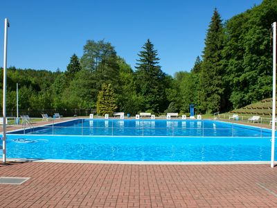 Schwimmbecken des Waldschwimmbads in Schönau vor dem Walde / OT Georgenthal in der Talsperrenregion (UNESCO Global Geopark Thüringen Inselsberg – Drei Gleichen)