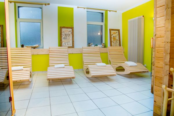 Die Saunaliegen vor der Sauna im Waldhotel in Friedrichroda (Inselsbergregion)