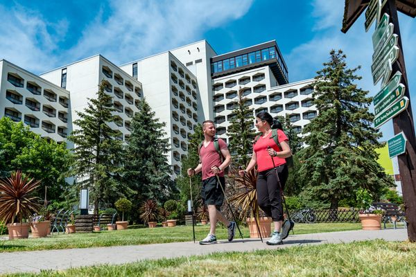 Wanderpaar vor dem Ahorn Berghotel Friedrichroda in der Inselsbergregion im Thüringer Wald