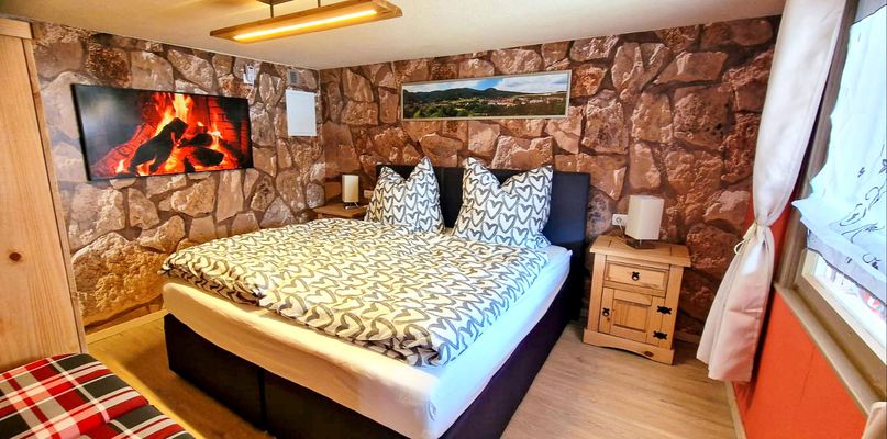 Doppelbett im Schlafzimmer im Ferienhaus "Roseneck" in Bad Tabarz (Inselsbergregion)