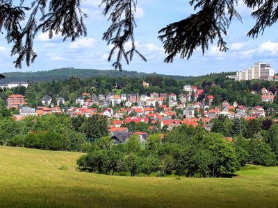 Stadtansicht Heilklimatischer Kurort Premium Class Friedrichroda mit Berghotel im Hintergrund (Thüringer Wald, Inselsbergregion im UNESCO Global Geopark Thüringen Inselsberg – Drei Gleichen)