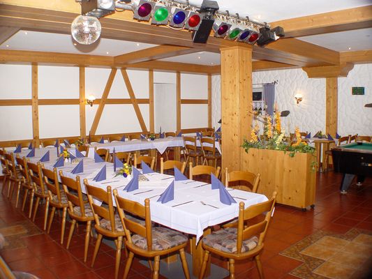 Festliche Tafel im Restaurant im Hotel "Am Kleeberg" in Lichte im Thüringer Wald (Rennsteigwanderungen ohne Gepäck)