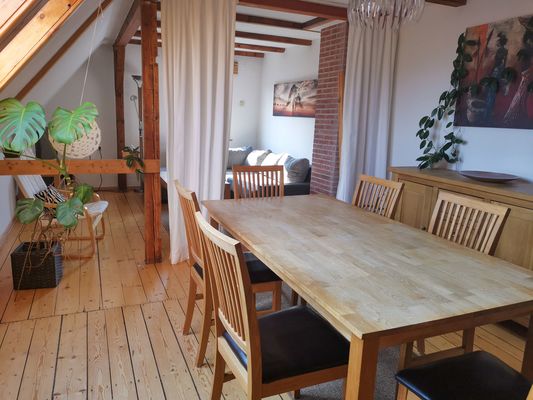 Essbereich mit großem Holztisch und Stühlen in der Fewo in der Pension "Maria Am Schlosspark" in Gotha / Pension "Maria Am Schlosspark"