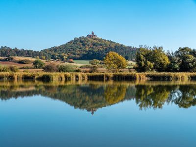 Die Veste Wachsenburg mit Teich im Vordergrund