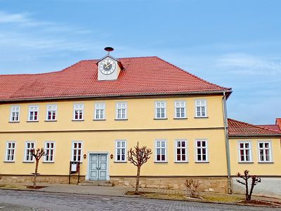 Außenansicht mit gelber Hausfassade vom Quartier Goldener Löwe in Wechmer / Thüringer Burgenland Drei Gleichen