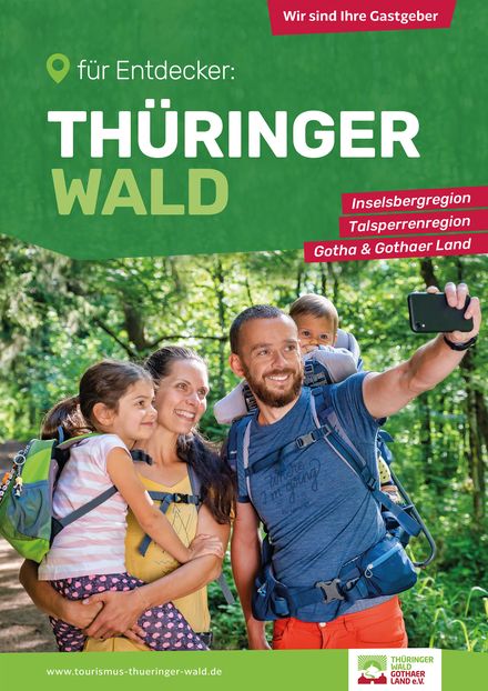 Cover des Gastgeberverzeichnis Tourismusverband Thüringer Wald / Gothaer Land e.V. mit junger Familie die ein Selfie von sich macht, im Hintergrund der grüne Wald