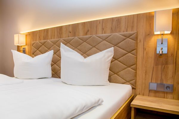 Ein Doppelzimmer mit Doppelbett im Waldhotel in Friedrichroda (Inselsbergregion)