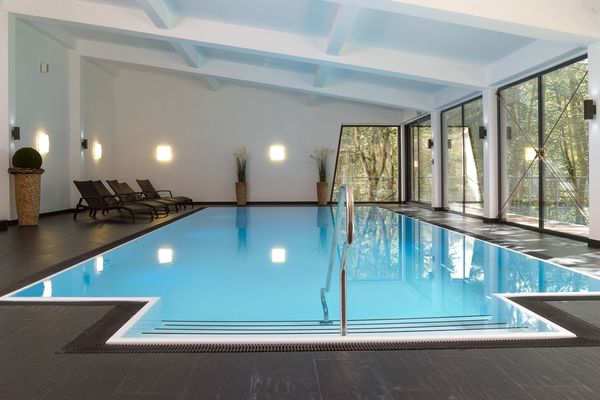 Modernes Schwimmbad mit Pool im Waldhotel Berghof Luisenthal in der Talsperrenregion im Thüringer Wald