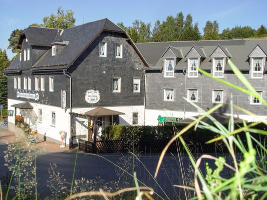 Außenansicht vom Hotel "Am Kleeberg" in Lichte im Thüringer Wald (Rennsteigwanderungen ohne Gepäck)