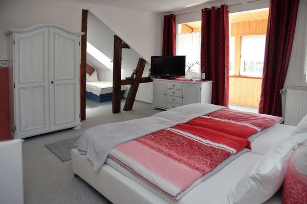 Ein Doppelbett und ein Einzelbett im Dreibettzimmer im Hotel Villa Phönix in Friedrichroda (Inselsbergregion)