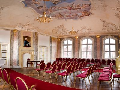 Rokokosaalmit prunkvoller Malerei und samtbezogenen Stühlen (rot) im Landhaus Studnitz in Wechmar im Thüringer Burgenland Drei Gleichen