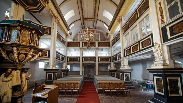 Innenraum der Sankt Peter und Paul Kirche Gräfentonna mit Sitzbänken (Fahner Höhe)