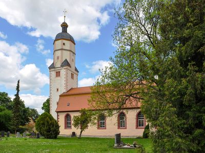 Außenansicht mit Friedhof von der Sankt-Petri-Kirche in Wandersleben im Thüringer Burgenland Drei Gleichen