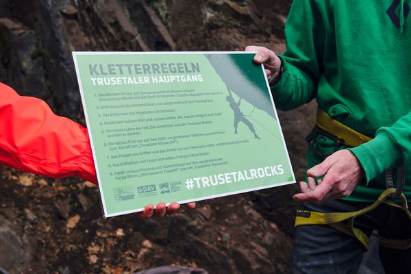 Schild mit Kletterregeln am Trusetaler Hauptgang in der Inselsbergregion bei Bad Tabarz, #trusetalrocks