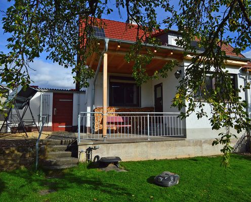 Außenansicht des Ferienhauses Urban mit Terrasse, Garten und Rasenfläche