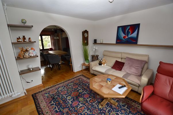 Wohnzimmer mit Sofa, Sessel und Couchtisch im Ferienhaus Uraban