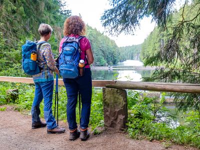 Zwei Frauen genießen den Ausblick auf das türkisblaue Wasser der Alten Tambacher Talsperre in Tambach-Dietharz (Talsperrenregion) / UNESCO Global Geopark Thüringen Inselsberg – Drei Gleichen