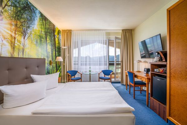 Doppelzimmer mit TV und Sitzecke im Ahorn Berghotel Friedrichroda in der Inselsbergregion im Thüringer Wald