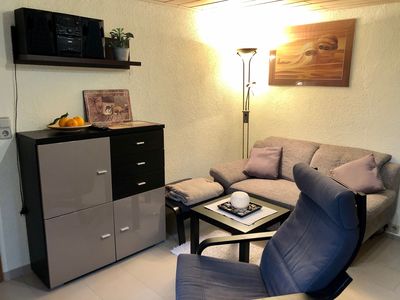 Wohnzimmer mit Sessel, Couch und TV in der Ferienwohnung Beyer in Friedrichroda in der Inselsbergregion