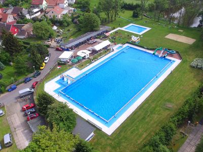 Das Freibad in Ohrdruf / OT Wölfis in der Talsperrenregion im Thüringer Wald von oben