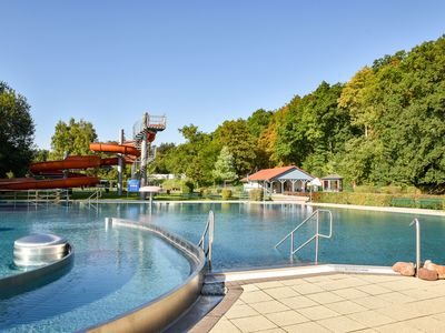 Das Freizeitbad in Georgenthal liegt direkt am Waldrand in der Talsperrenregion