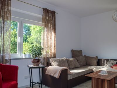 Couch und Sessel im Wohnzimmer der Ferienwohnung 