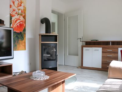 Wohnzimmer mit Kamin in der Ferienwohnung 