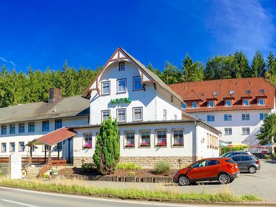 Außenansicht vom Hotel Rodebachmühle in Geogenthal im Thüringer Wald (Talsperrenregion, UNESCO Global Geopark Thüringen Inselsberg – Drei Gleichen
