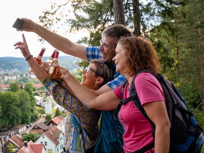 Freunde im Kurzurlaub trinken Prosecco in der Natur im Thüringer Wald bei Gotha
