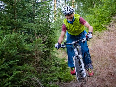 Zwei Mountainbiker auf dem Fahrrad-Rennsteig in der Inselsbergregion im Thüringer Wald