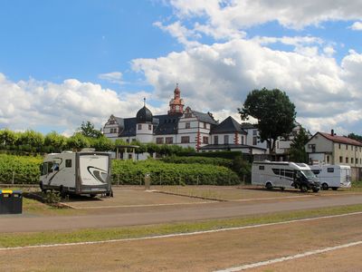 Stellplatz mit drei Wohnmobilen am Schloss Ehrenstein in Ohrdruf (Talsperrenregion)