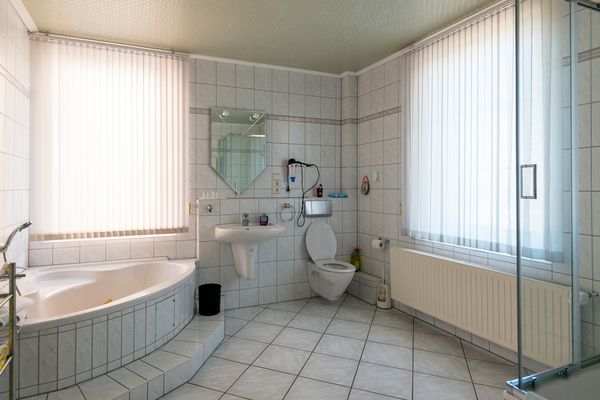 Villa Regina Ferienwohnung 3 Badezimmer Ansicht mit Badewanne und Dusche