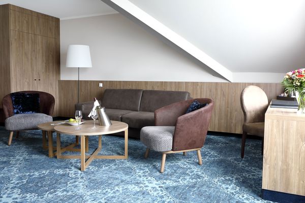 Sitzecke mit Couch in der Graf von Gleichen Suite im Best Western Hotel Erfurt-Apfelstädt in Apfelstädt (Thüringer Burgenland Drei Gleichen).