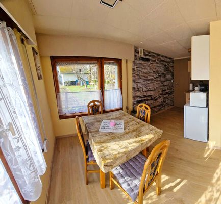 Wohnküche mit Esstisch und vier Stühlen im Ferienhaus "Roseneck" in Bad Tabarz (Inselsbergregion)