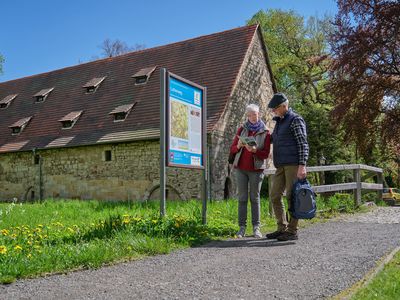 Pärchen auf dem Lutherweg im Kurpark in Georgenthal (Talsperrenregion) im Thüringer Wald