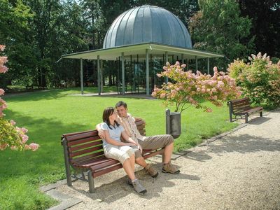 Pärchen auf einer Bank im Friedrichrodaer Kurpark (Thüringer Wald) im UNESCO Global Geopark Thüringen Inselsberg – Drei Gleichen