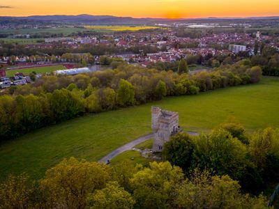 Der Wasserturm in Ohrdruf (Talsperrenregion) mit Blick auf die Stadt und den Großen Inselsberg im Sonnenuntergang