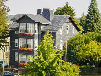 Mit Schiefer verkleidete Hausfassade der Pension Zuber im Thüringer Wald in Friedrichroda; in der Nähe des Inselsbergs