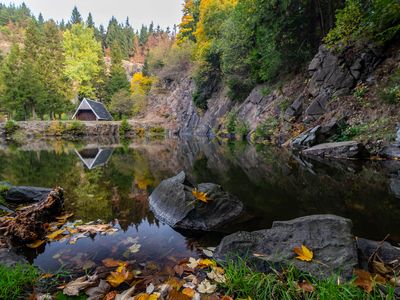 Der Bergsee an der Ebertswiese im Herbst mit Hütte, am Rennsteig im Thüringer Wald