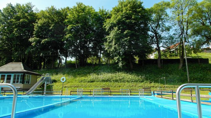 Becken des Waldschwimmbads in Tambach-Dietharz in der Talsperrenregion