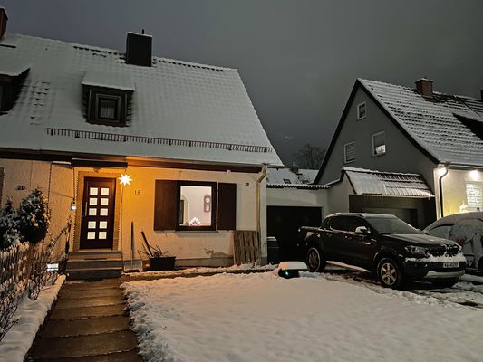 Außenansicht des Ferienhauses Urban im Winter mit verschneitem Garten und Einfahrt