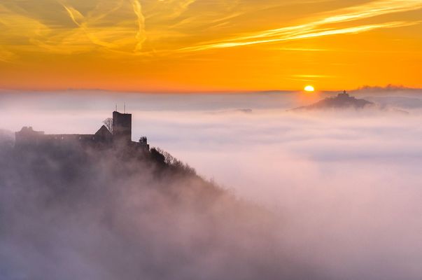 Die Burg Gleichen beim Sonnenuntergang im Nebel, Thüringen UNESCO Global Geopark Thüringen Inselsberg – Drei Gleichen