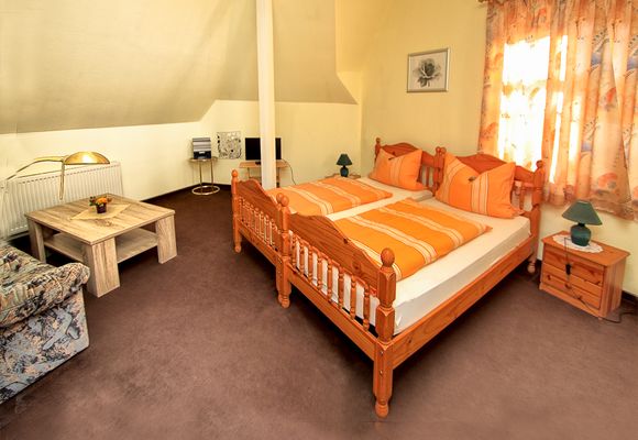 Schlafzimmer in einer Ferienwohnung der Gaststätte und Pension Felsenthal Bad Tabarz (Inselsbergregion)