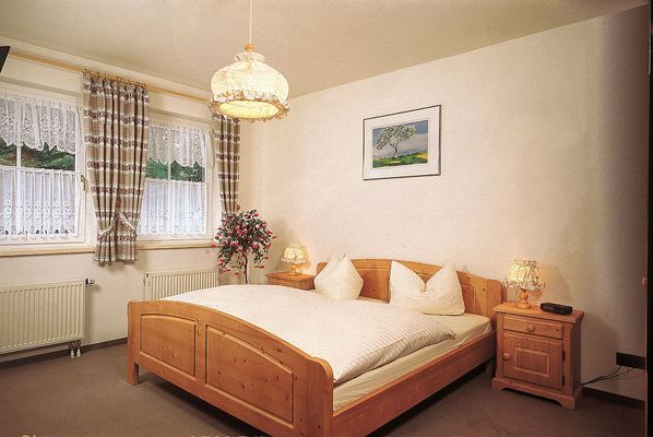 Doppelbett in einem Schlafzimmer im Landhausstil im Hotel Rodebachmühle in Geogenthal im Thüringer Wald (Talsperrenregion, UNESCO Global Geopark Thüringen Inselsberg – Drei Gleichen