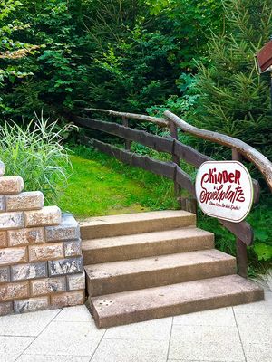 Der Weg zum Kinderspielplatz vom Hotel Rodebachmühle in Geogenthal im Thüringer Wald (Talsperrenregion, UNESCO Global Geopark Thüringen Inselsberg – Drei Gleichen