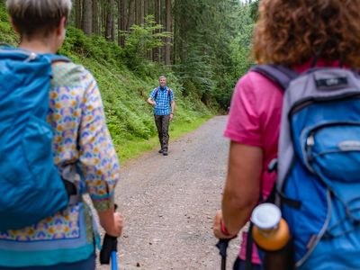 Wanderer unterwegs in der Inselsbergregion im Thüringer Wald