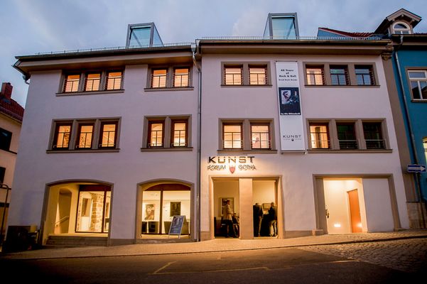 Außenansicht des Gebäudes KunstForum Gotha bei Nacht (Region Gotha & Gothaer Land)
