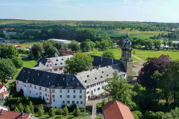 Schloss Ehrenstein von oben, entlang der Bach-Rad-Erlebnisroute in Ohrdruf (Talsperrenregion)